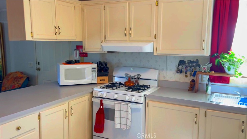 https://media.crmls.org/medias/faeb5a74-79eb-433f-81ce-011ef09cae3e.jpg?preset=X-Large