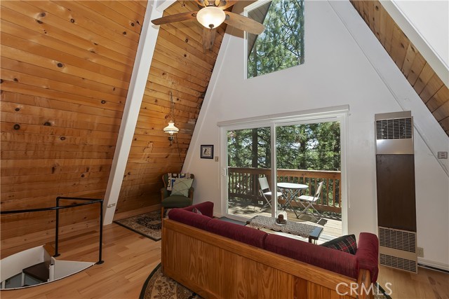 31115 All View Drive, Running Springs CA: https://media.crmls.org/medias/faed12cc-f383-47bd-b47d-2a79dc17c49e.jpg