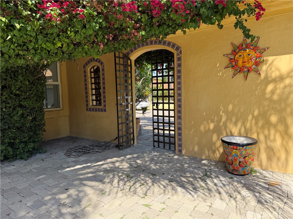 https://media.crmls.org/medias/faee9287-6422-4748-a790-7980f65162c7.jpg?preset=X-Large