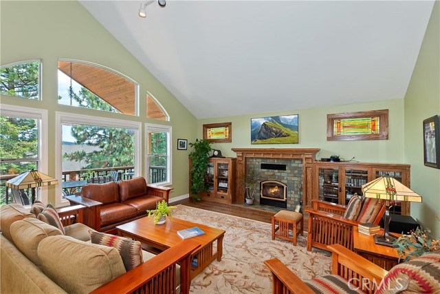 27781 St Bernard Lane, Lake Arrowhead CA: https://media.crmls.org/medias/faeef80c-89bf-4134-81dc-f8fc71f82f73.jpg