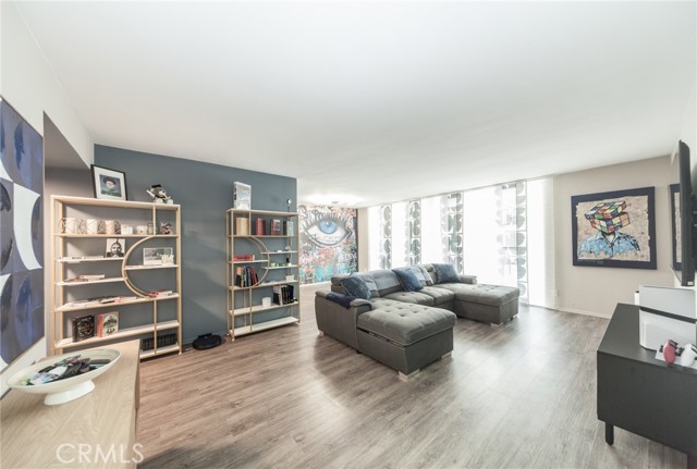 Detail Gallery Image 2 of 12 For 7260 Hillside, Los Angeles,  CA 90046 - 1 Beds | 2 Baths