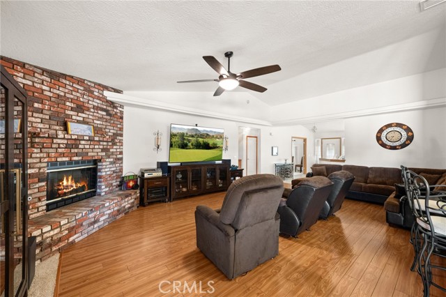 12710 Yorkshire Drive, Apple Valley CA: https://media.crmls.org/medias/faf0f51b-1bfa-42e6-bf04-99a88dba2469.jpg