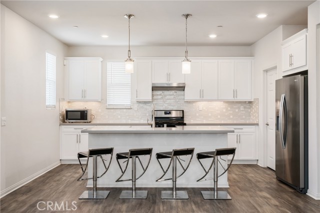 Detail Gallery Image 4 of 30 For 14714 Sherman Way, Van Nuys,  CA 91405 - 4 Beds | 3/1 Baths