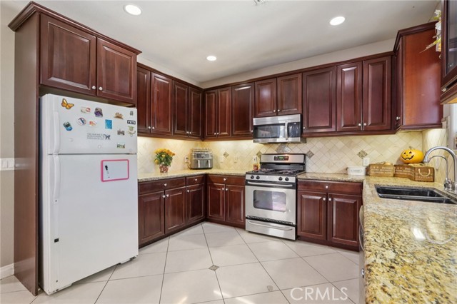 Detail Gallery Image 10 of 43 For 207 Campus Way, Lake Elsinore,  CA 92530 - 4 Beds | 3 Baths