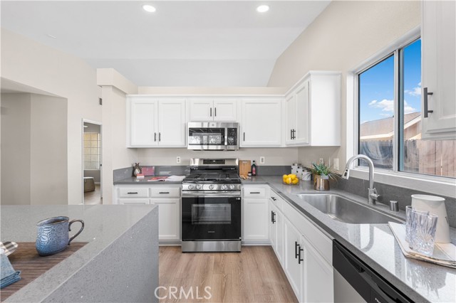 1472 Bedford Avenue, Rosamond CA: https://media.crmls.org/medias/faf919c9-5954-4681-b70a-9954b74cc39b.jpg