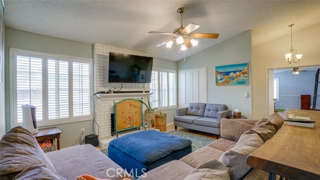 Detail Gallery Image 8 of 37 For 13970 Olive Grove Ln, Sylmar,  CA 91342 - 3 Beds | 2 Baths