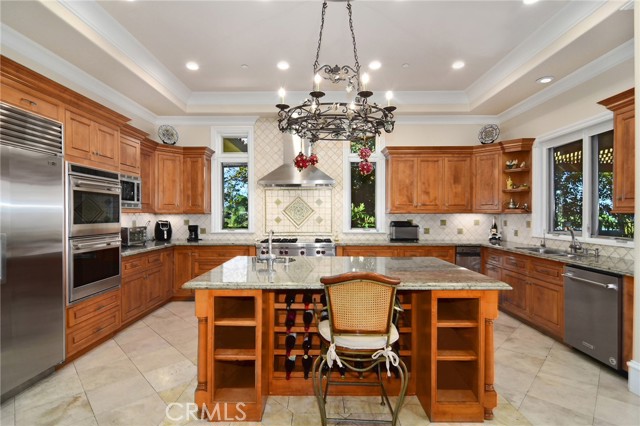 Detail Gallery Image 19 of 73 For 18933 La Montana Pl, Tarzana,  CA 91356 - 7 Beds | 6/1 Baths