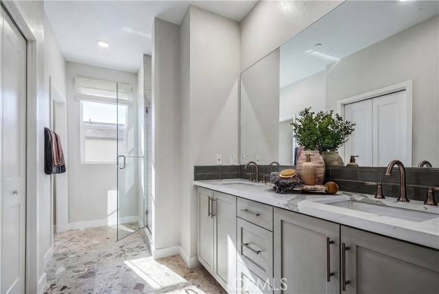 Detail Gallery Image 7 of 10 For 12720 Azure Way #29,  Hawthorne,  CA 90250 - 1 Beds | 1/1 Baths