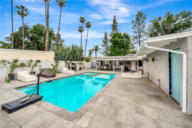 Detail Gallery Image 38 of 43 For 19706 Victory Bld, Woodland Hills,  CA 91367 - 4 Beds | 2 Baths