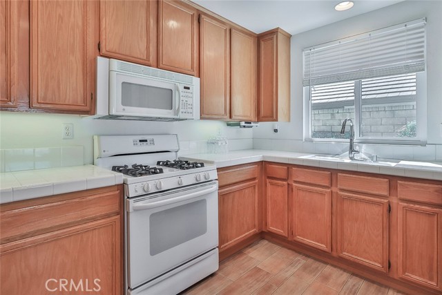 Detail Gallery Image 12 of 41 For 2023 Freesia Ave, Simi Valley,  CA 93063 - 2 Beds | 2/1 Baths