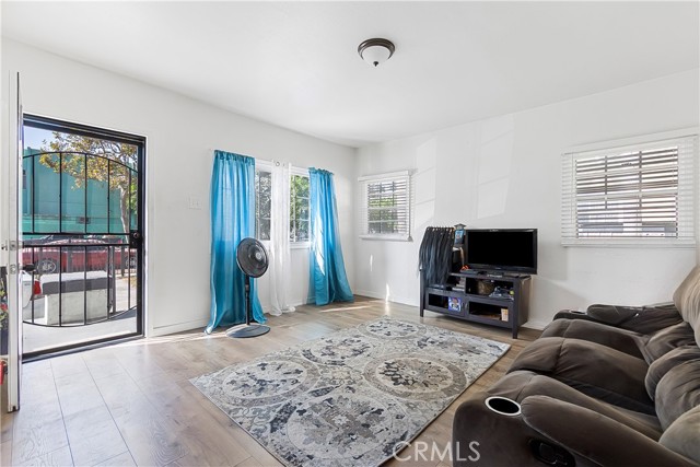 201 W 75th Street, Los Angeles CA: https://media.crmls.org/medias/fb0adc9d-42c0-4225-b9ac-63d6d3330615.jpg