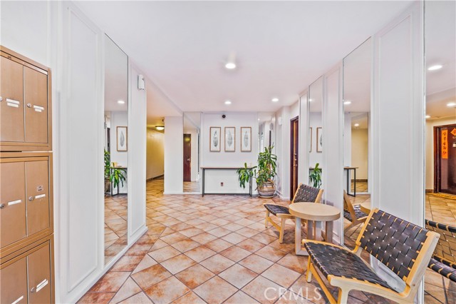 165 N Swall Drive, Beverly Hills CA: https://media.crmls.org/medias/fb0af7ed-24db-4fb5-a388-03ac2c988f71.jpg