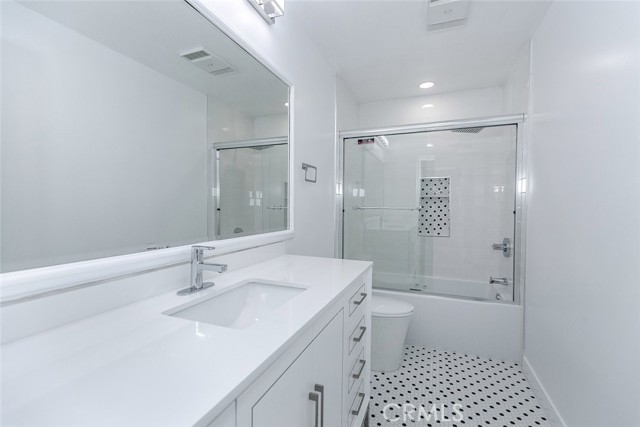 6037 Little Oak Lane, Woodland Hills CA: https://media.crmls.org/medias/fb0aff1e-ba69-416f-8b23-8b9b47cbbef1.jpg