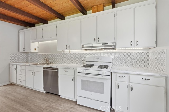 Detail Gallery Image 12 of 27 For 1320 Curtis, Manhattan Beach,  CA 90266 - 3 Beds | 2 Baths