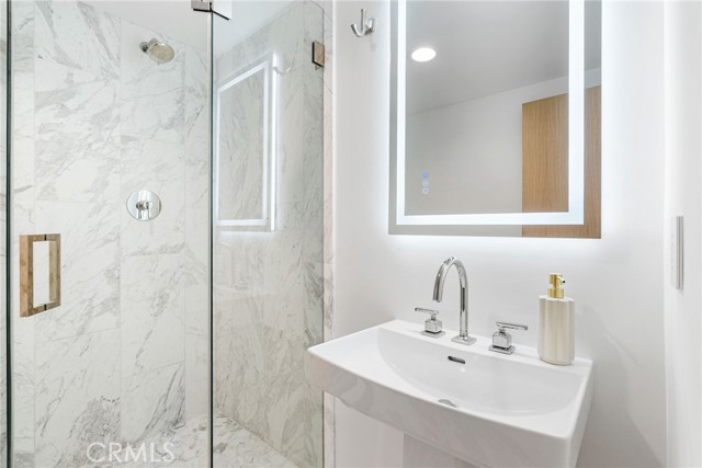 105 A Surfside Avenue, Surfside CA: https://media.crmls.org/medias/fb0ce973-ff36-4993-b4f8-14affe3dbb7c.jpg