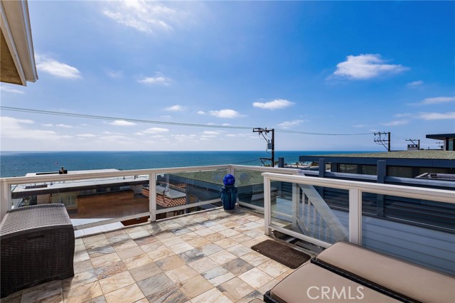 319 26th Place, Manhattan Beach, California 90266, 3 Bedrooms Bedrooms, ,2 BathroomsBathrooms,Residential,Sold,26th,SB22115573