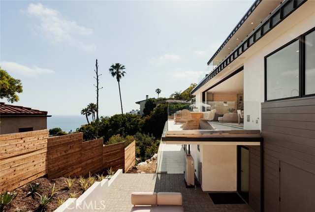 1105 Skyline Drive, Laguna Beach CA: https://media.crmls.org/medias/fb11733c-09d7-44bc-b4c4-064bf7d40ca4.jpg