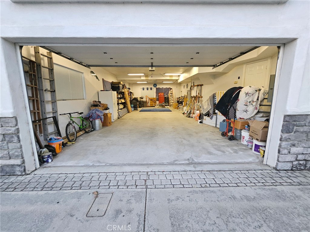 https://media.crmls.org/medias/fb11aedd-c674-4b10-8a82-fb13e5119e36.jpg?preset=X-Large