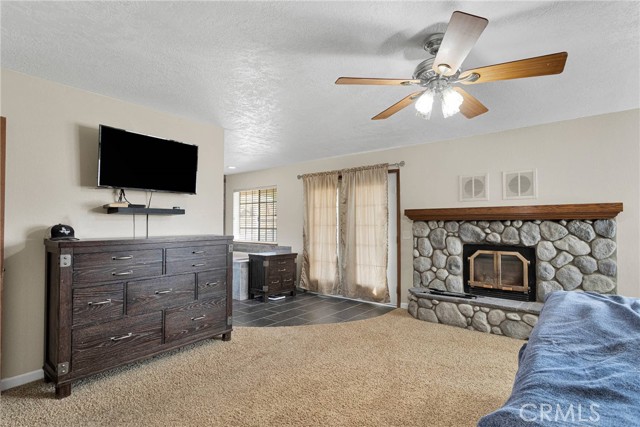 25733 Roundup Way, Apple Valley CA: https://media.crmls.org/medias/fb121d49-d80a-480d-b3e1-8cb56542d681.jpg