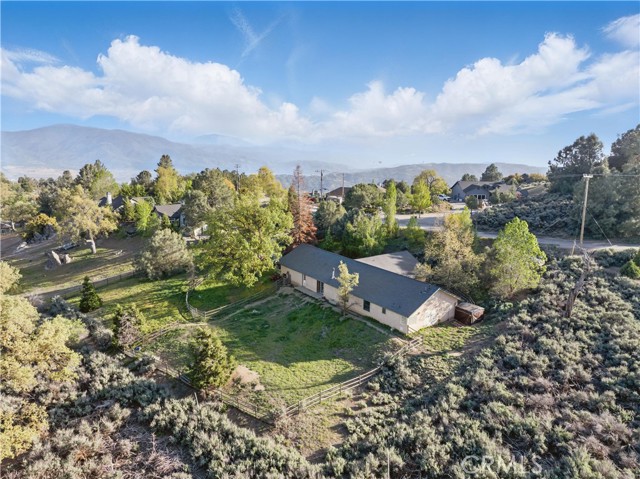 Detail Gallery Image 2 of 41 For 24980 Sunset Way, Tehachapi,  CA 93561 - 4 Beds | 2/1 Baths