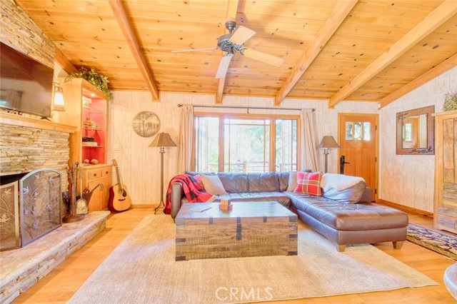 5475 Acorn Trail, Wrightwood CA: https://media.crmls.org/medias/fb12ffcb-42d3-4d60-9a70-d742b9319083.jpg