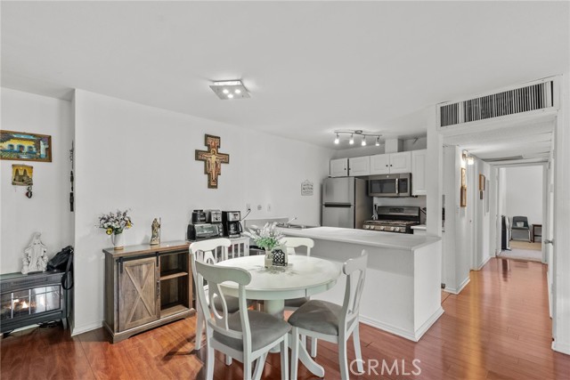 Detail Gallery Image 6 of 19 For 8601 International Ave #130,  Canoga Park,  CA 91304 - 2 Beds | 2 Baths