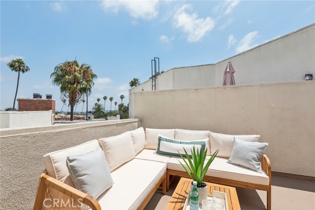 Detail Gallery Image 3 of 25 For 750 S Bundy Dr #304,  Los Angeles,  CA 90049 - 2 Beds | 2/1 Baths