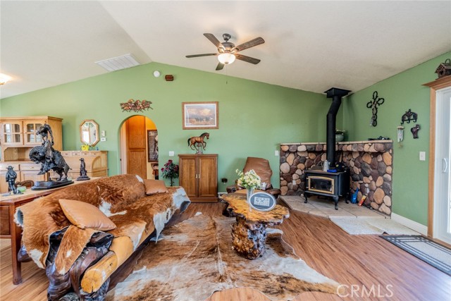 Detail Gallery Image 13 of 56 For 1990 Vista Rd, Pinon Hills,  CA 92371 - 3 Beds | 2 Baths