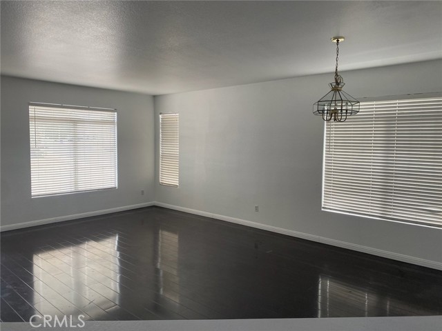 Detail Gallery Image 5 of 10 For 12866 Albright Ct, Victorville,  CA 92392 - 6 Beds | 3 Baths