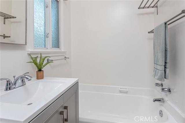 Detail Gallery Image 18 of 46 For 352 W Alameda Ave, Burbank,  CA 91506 - 3 Beds | 2 Baths