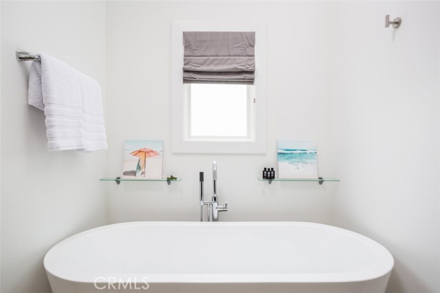 415 1/2 Marguerite Avenue, Corona del Mar CA: https://media.crmls.org/medias/fb20b1c4-915d-40f8-a8c7-76a2a62de7eb.jpg