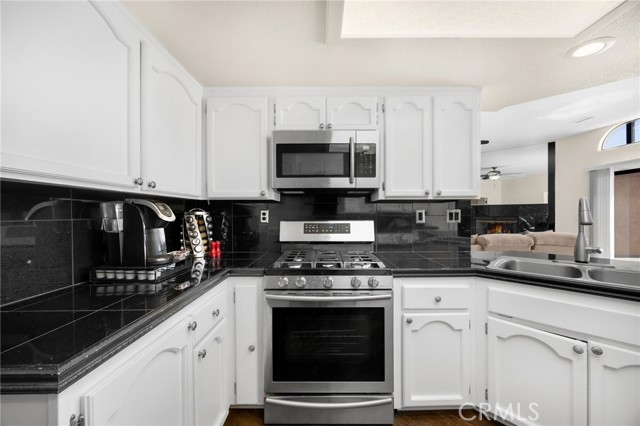 11915 Redwood Avenue, Hesperia CA: https://media.crmls.org/medias/fb22d7a9-987f-439b-9c8c-80be2c249d1d.jpg