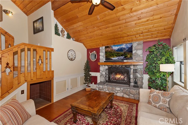 Detail Gallery Image 16 of 49 For 43035 Encino Rd, Big Bear Lake,  CA 92315 - 4 Beds | 3 Baths