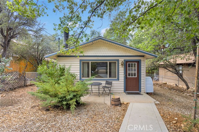 412 San Bernardino Avenue, Sugarloaf CA: https://media.crmls.org/medias/fb253f7c-e5e4-423f-a1c1-b462c6f75cb3.jpg