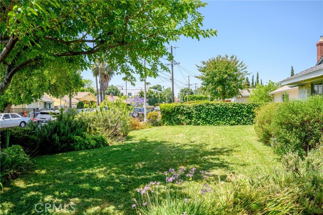 13617 Bassett Street, Valley Glen CA: https://media.crmls.org/medias/fb263d3f-40da-4b5d-ad16-ff33d871128b.jpg