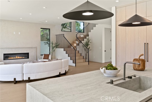 Detail Gallery Image 14 of 75 For 14738 Otsego St, Sherman Oaks,  CA 91403 - 5 Beds | 5/1 Baths