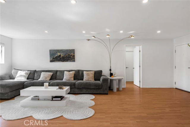 Detail Gallery Image 2 of 17 For 18530 Hatteras St #213,  Tarzana,  CA 91356 - 2 Beds | 2 Baths