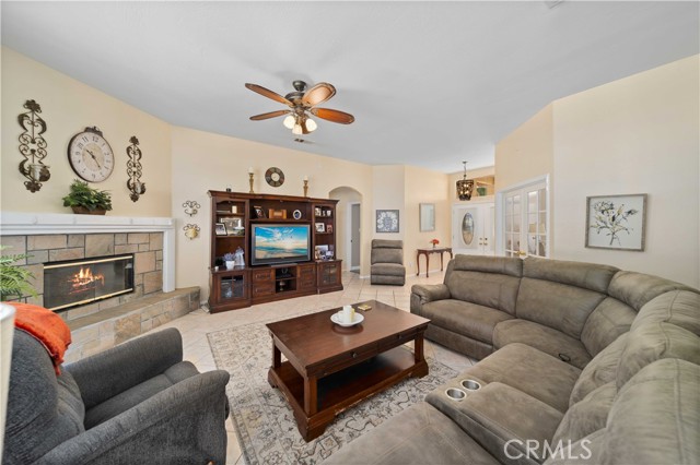 Detail Gallery Image 6 of 29 For 13808 via La Madera, Bakersfield,  CA 93314 - 4 Beds | 2 Baths