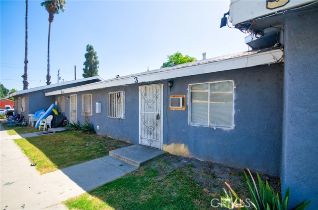 188 E 11th Street, San Bernardino CA: https://media.crmls.org/medias/fb3010ce-b1ca-42f0-a571-87aa08a08b73.jpg