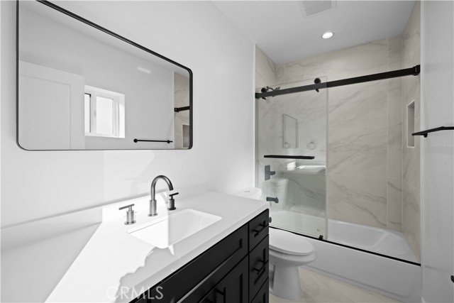 Detail Gallery Image 17 of 36 For 1342 Kingsley #1,  Los Angeles,  CA 90027 - 4 Beds | 4/1 Baths