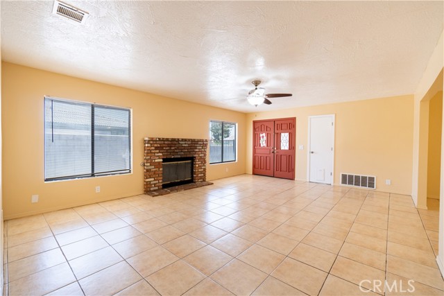 Detail Gallery Image 4 of 31 For 18625 Catalina Rd, Victorville,  CA 92395 - 3 Beds | 2 Baths