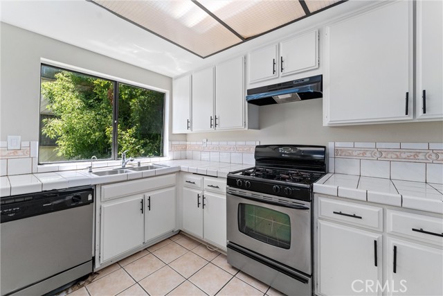 Detail Gallery Image 12 of 28 For 18433 Hatteras St #506,  Tarzana,  CA 91356 - 2 Beds | 2 Baths