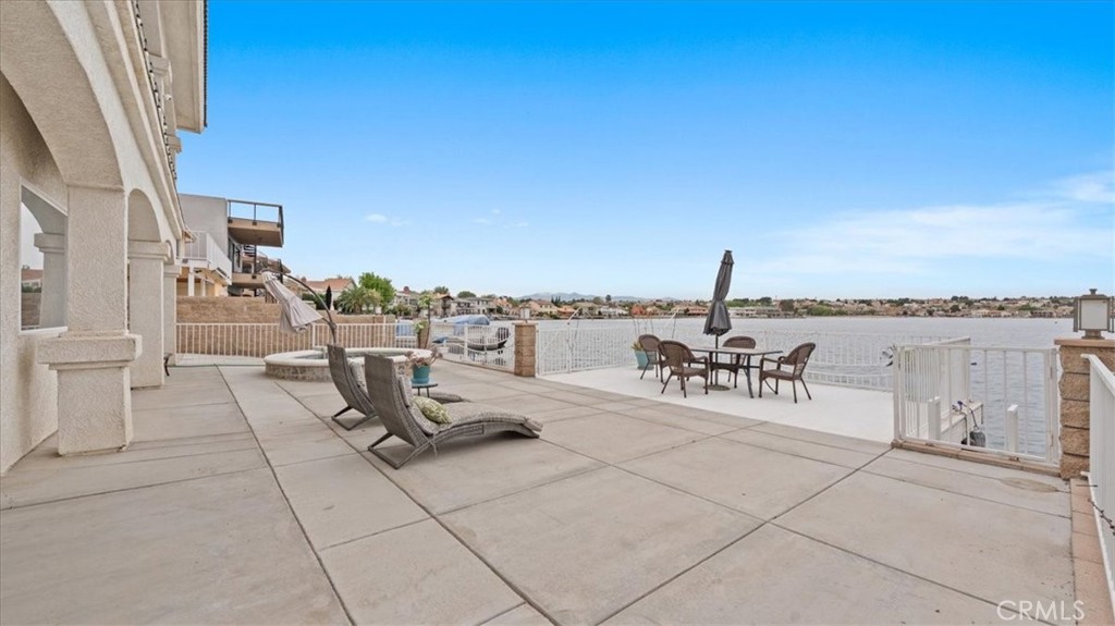 https://media.crmls.org/medias/fb32e541-b20d-4d17-9176-8bd2ed705e24.jpg?preset=X-Large