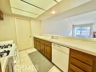 Open kitchen, laundry room