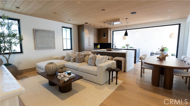 Detail Gallery Image 4 of 14 For 519 1/2 Narcissus Ave, Corona Del Mar,  CA 92625 - 2 Beds | 2/1 Baths