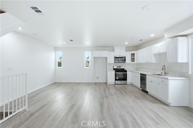 Detail Gallery Image 11 of 42 For 6919 S Menlo, Los Angeles,  CA 90044 - 4 Beds | 4/1 Baths