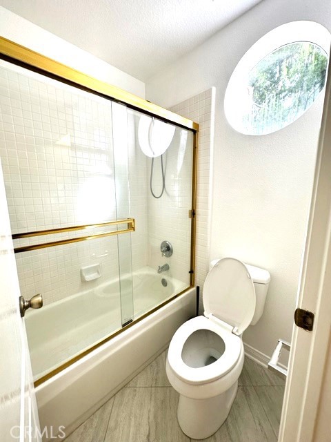 2nd floor hallway bathroom tub & shower