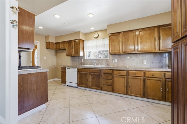 Detail Gallery Image 5 of 27 For 44508 Lostwood Ave, Lancaster,  CA 93534 - 4 Beds | 2 Baths