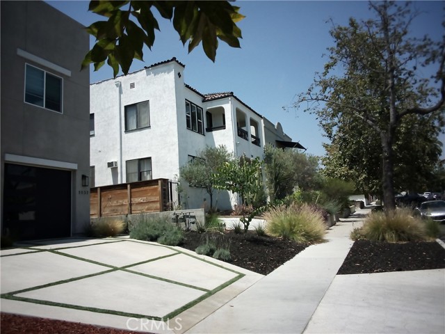 1127 N Commonwealth Avenue, Los Angeles CA: https://media.crmls.org/medias/fb39255d-8575-4aaf-bd40-87205a6da8f6.jpg