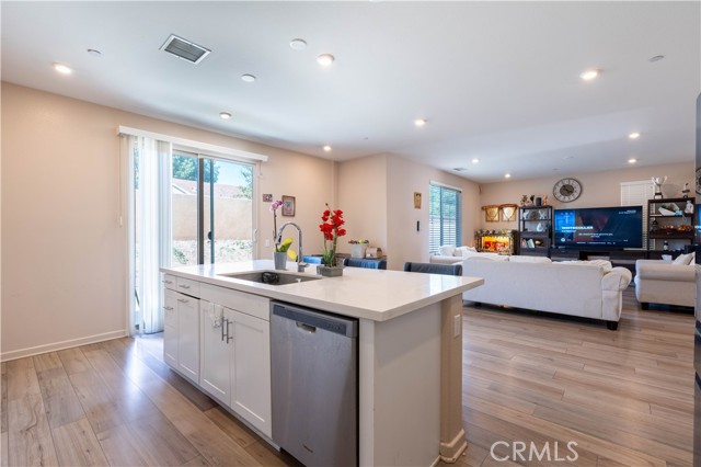 Detail Gallery Image 8 of 44 For 980 W Jasmine Way, Rialto,  CA 92376 - 4 Beds | 3 Baths